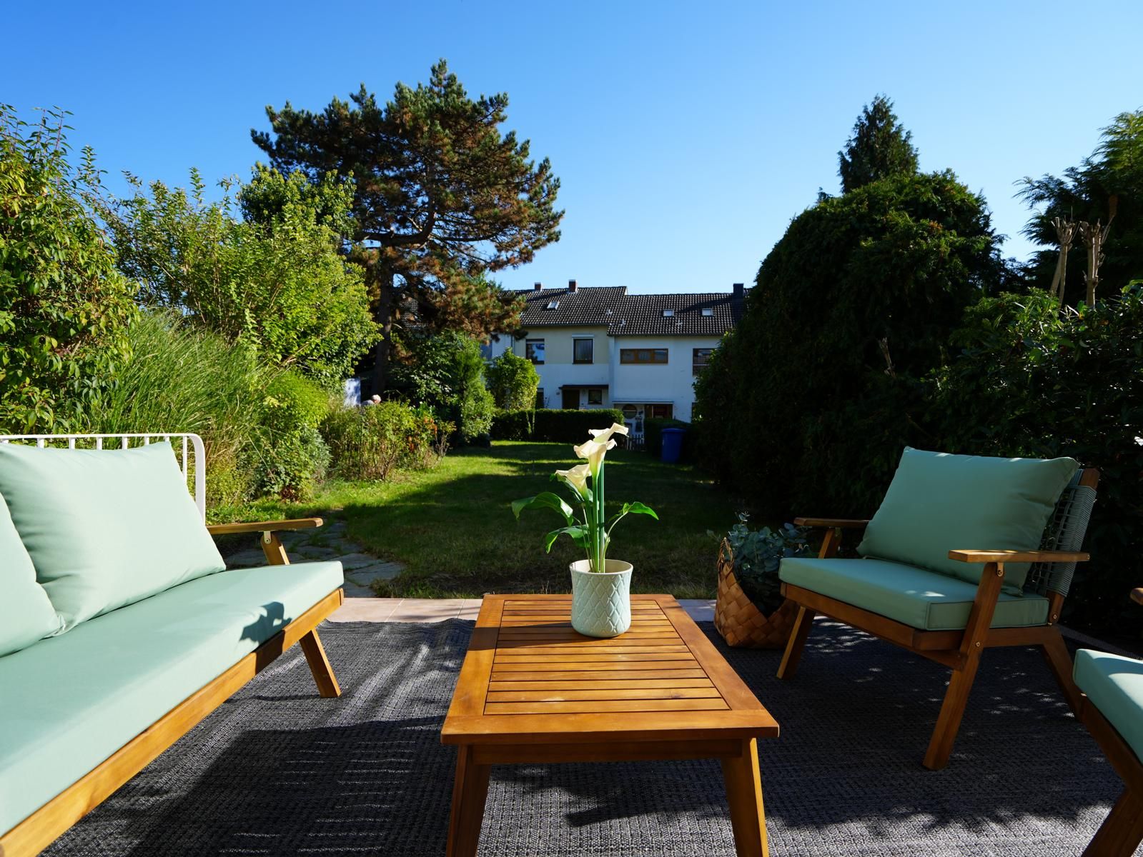 Terrasse mit Sitzgruppe und Blick über den Garten